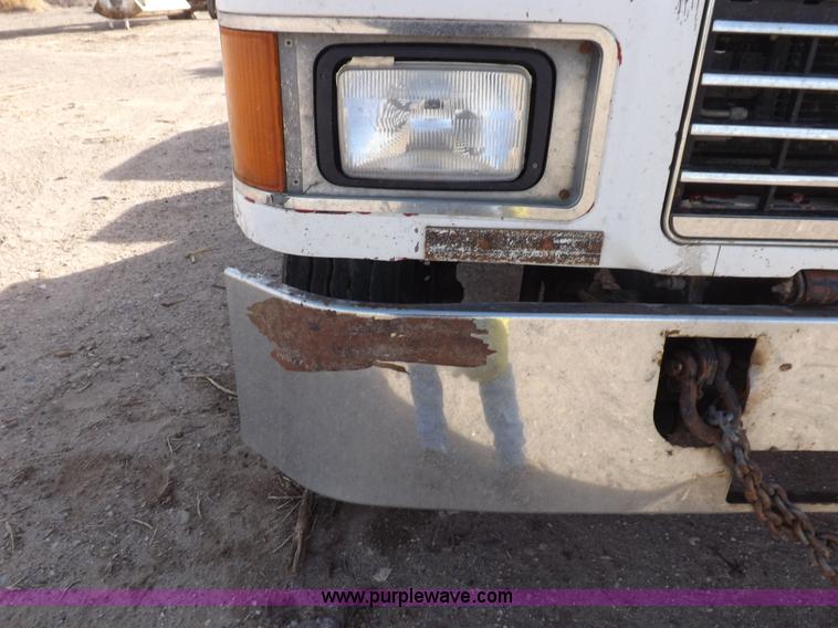 image for item F6399 1999 Mack CH613 semi truck