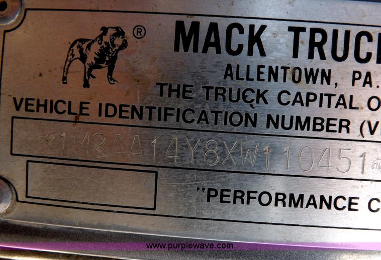 image for item F6399 1999 Mack CH613 semi truck