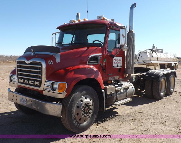 image for item F6403 2003 Mack Granite semi truck