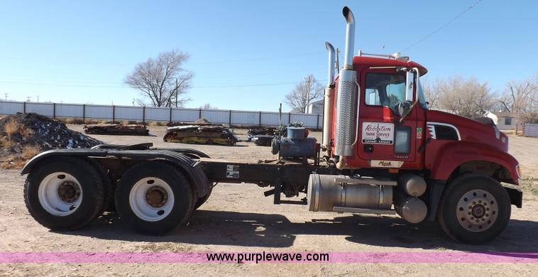 image for item F6403 2003 Mack Granite semi truck