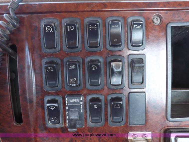 image for item F6403 2003 Mack Granite semi truck