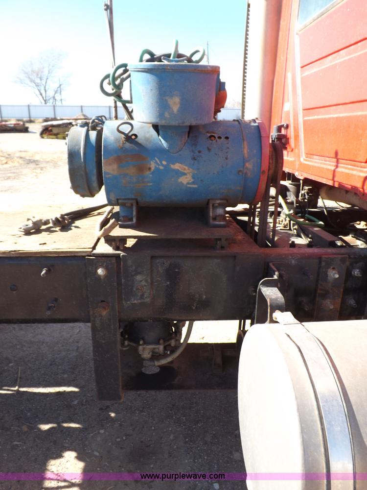 image for item F6403 2003 Mack Granite semi truck