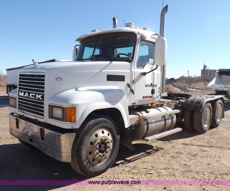 image for item F6404 2006 Mack CH613 semi truck