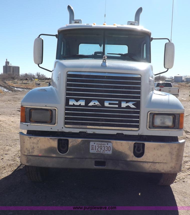 image for item F6404 2006 Mack CH613 semi truck