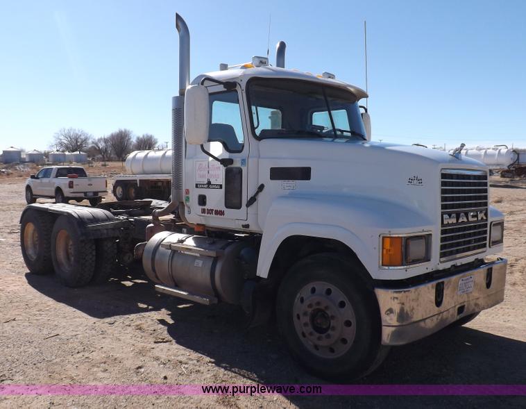 image for item F6404 2006 Mack CH613 semi truck