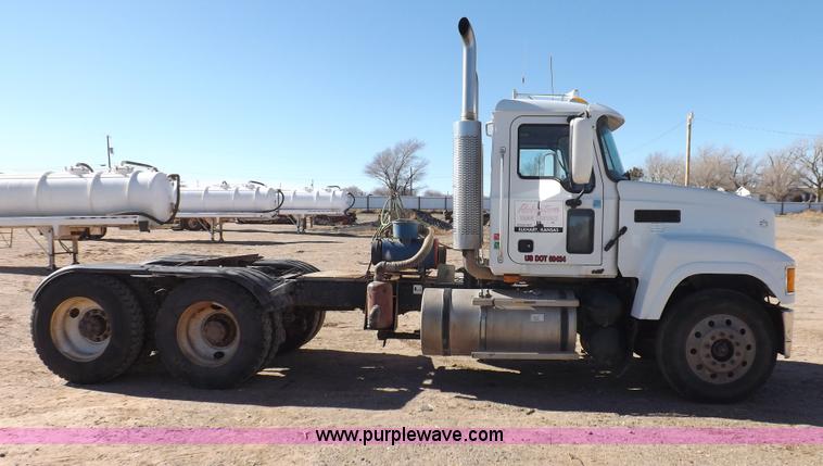 image for item F6404 2006 Mack CH613 semi truck