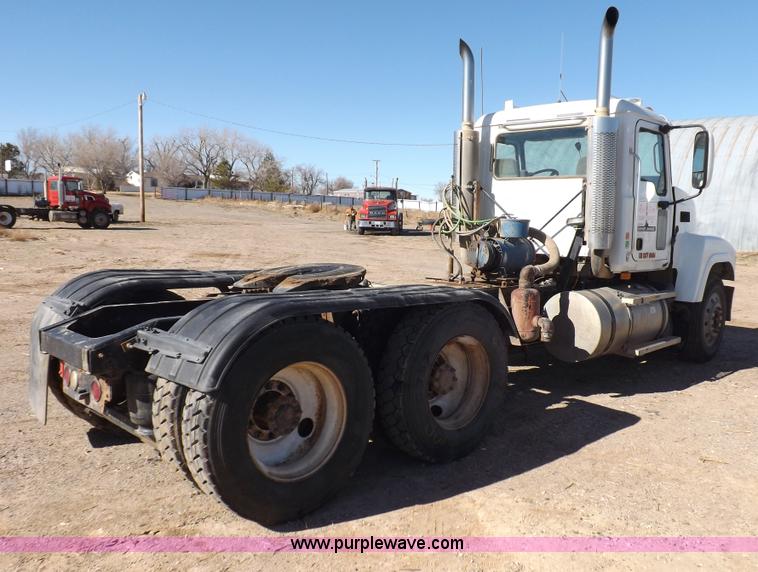 image for item F6404 2006 Mack CH613 semi truck