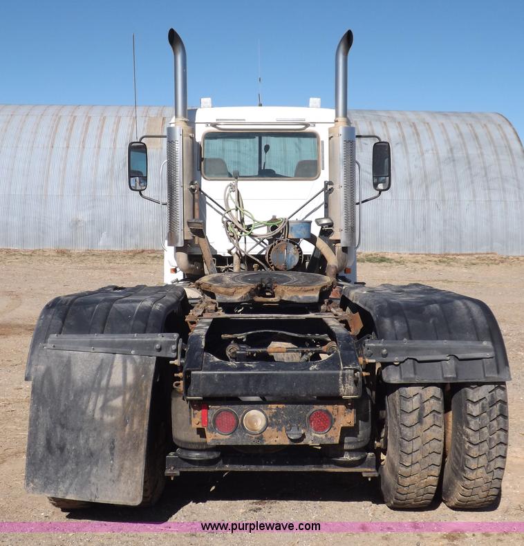 image for item F6404 2006 Mack CH613 semi truck