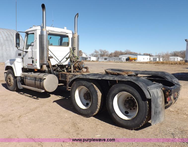 image for item F6404 2006 Mack CH613 semi truck