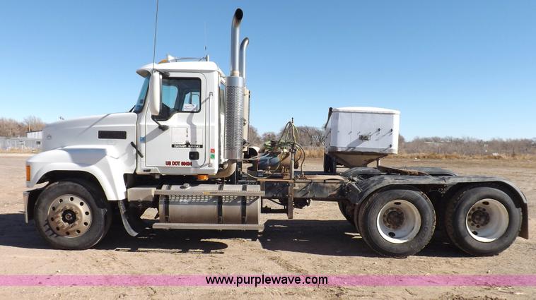 image for item F6404 2006 Mack CH613 semi truck