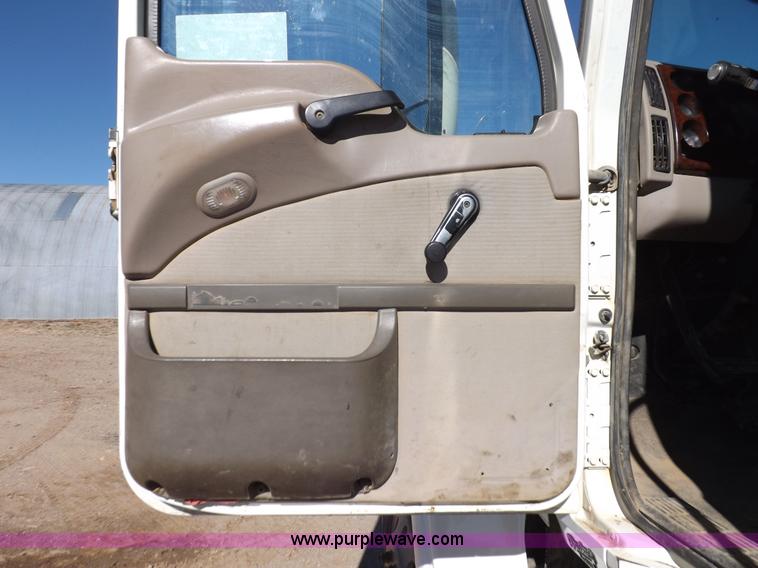 image for item F6404 2006 Mack CH613 semi truck