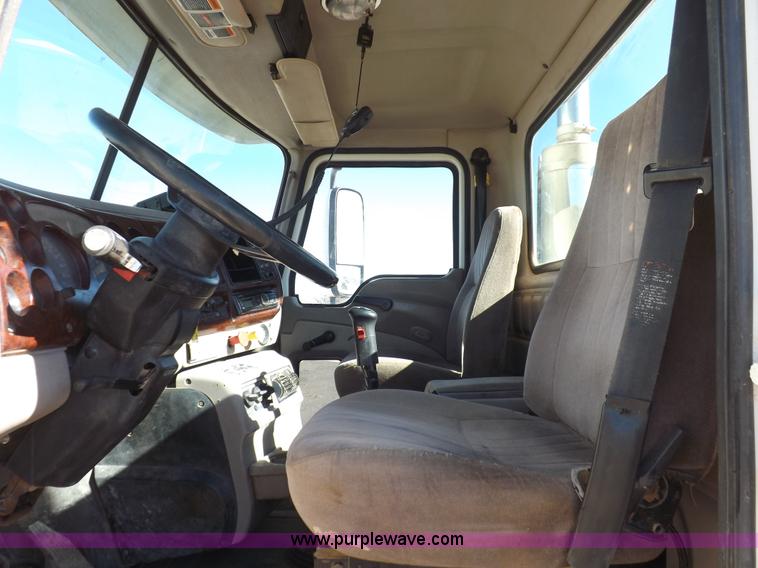 image for item F6404 2006 Mack CH613 semi truck