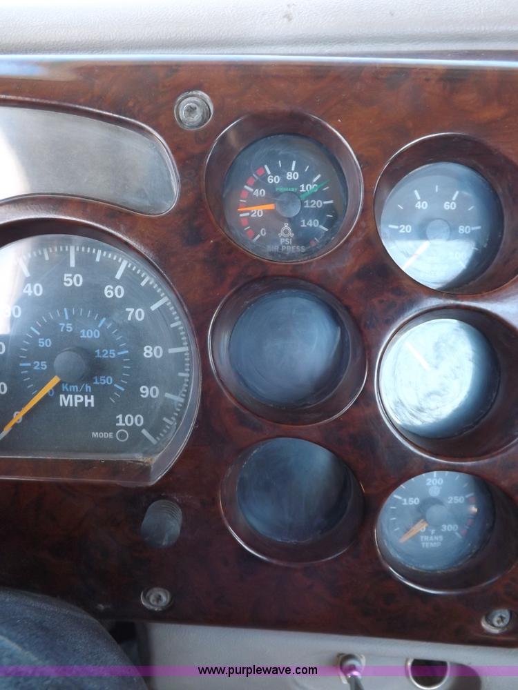 image for item F6404 2006 Mack CH613 semi truck