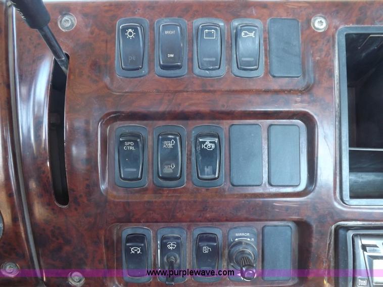 image for item F6404 2006 Mack CH613 semi truck