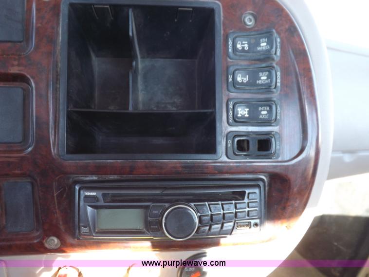 image for item F6404 2006 Mack CH613 semi truck