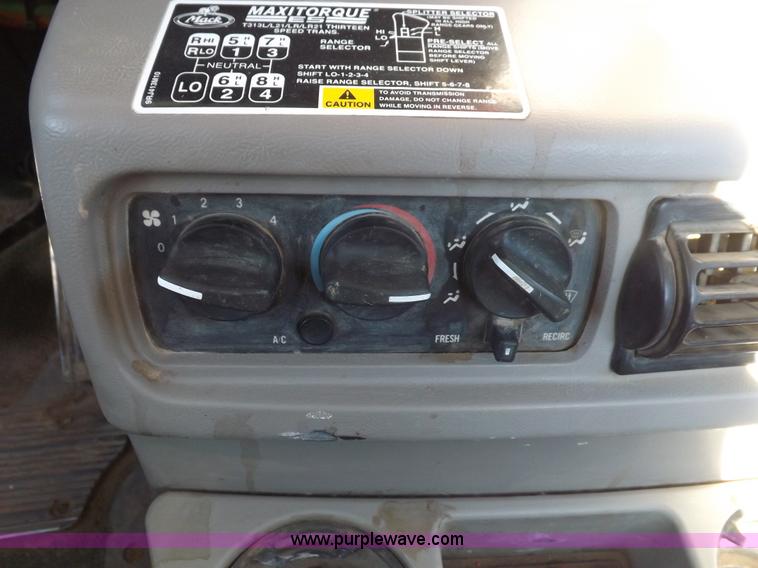 image for item F6404 2006 Mack CH613 semi truck