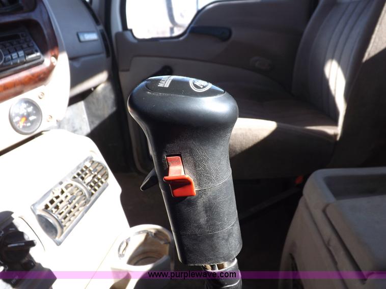 image for item F6404 2006 Mack CH613 semi truck