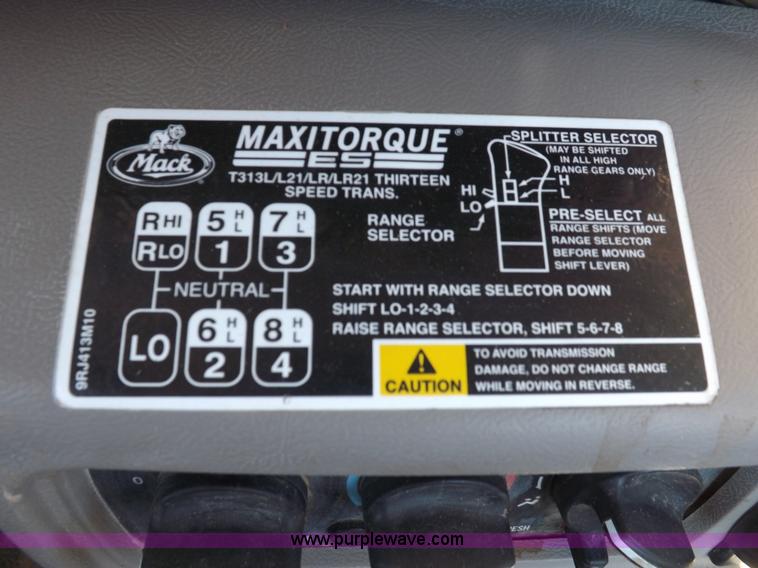 image for item F6404 2006 Mack CH613 semi truck