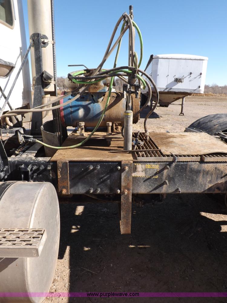 image for item F6404 2006 Mack CH613 semi truck