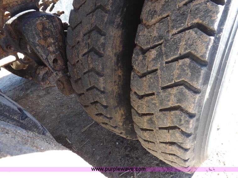 image for item F6404 2006 Mack CH613 semi truck