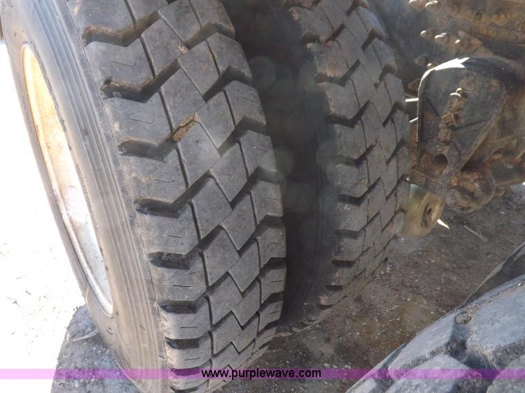 image for item F6404 2006 Mack CH613 semi truck