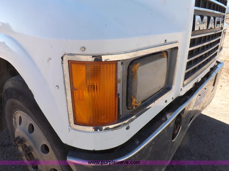 image for item F6404 2006 Mack CH613 semi truck