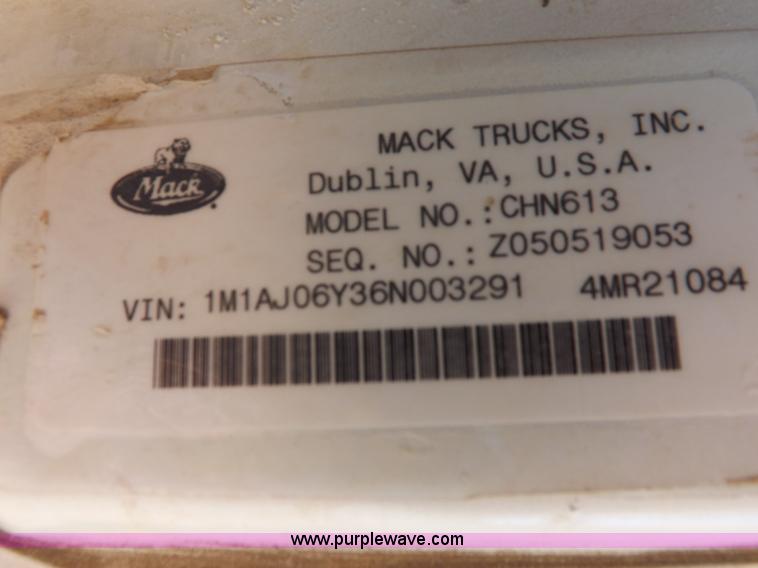 image for item F6404 2006 Mack CH613 semi truck