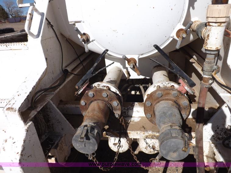 image for item F6405 2008 Dragon vacuum trailer