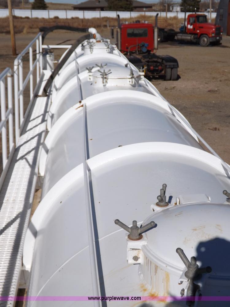 image for item F6405 2008 Dragon vacuum trailer