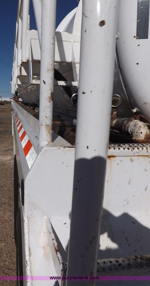 image for item F6405 2008 Dragon vacuum trailer