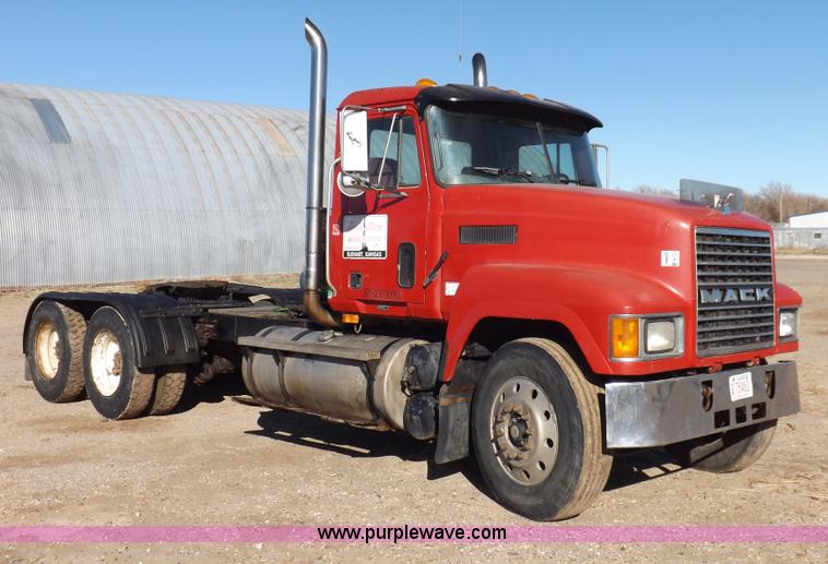 image for item F6406 1998 Mack CH613 semi truck