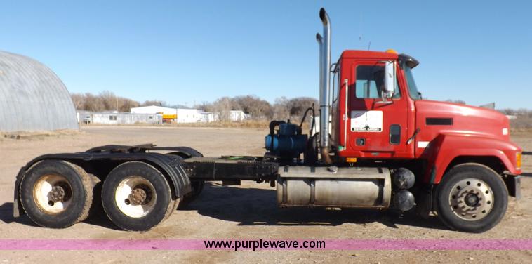 image for item F6406 1998 Mack CH613 semi truck