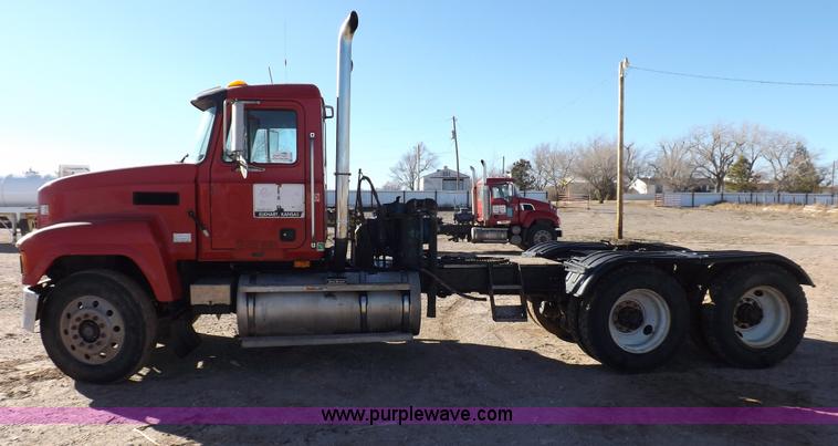 image for item F6406 1998 Mack CH613 semi truck
