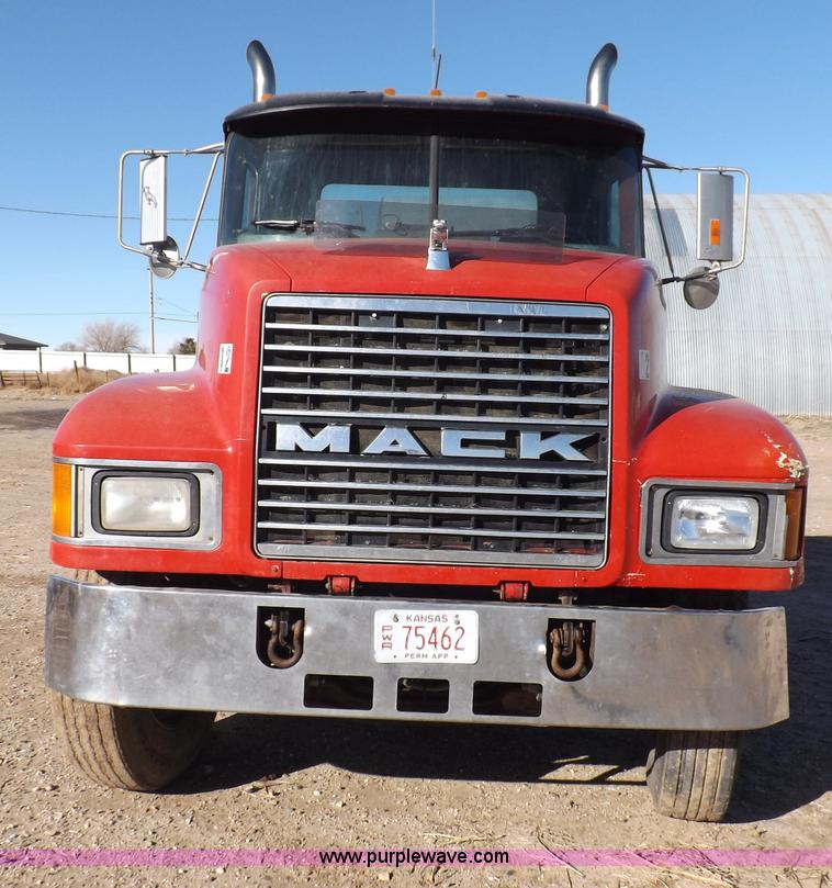 image for item F6406 1998 Mack CH613 semi truck