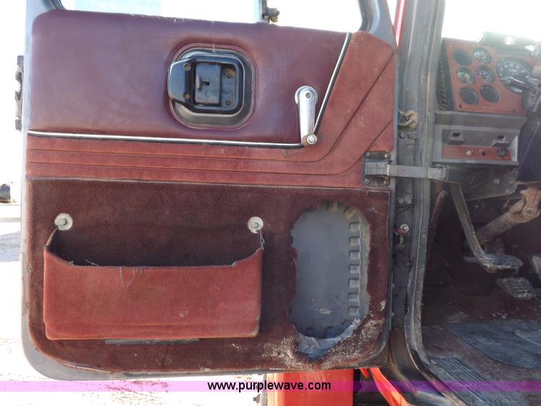 image for item F6406 1998 Mack CH613 semi truck