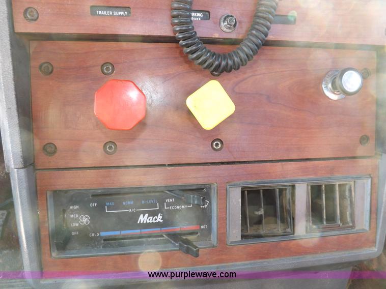 image for item F6406 1998 Mack CH613 semi truck