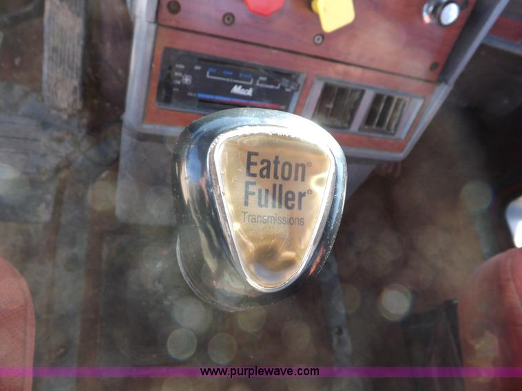 image for item F6406 1998 Mack CH613 semi truck