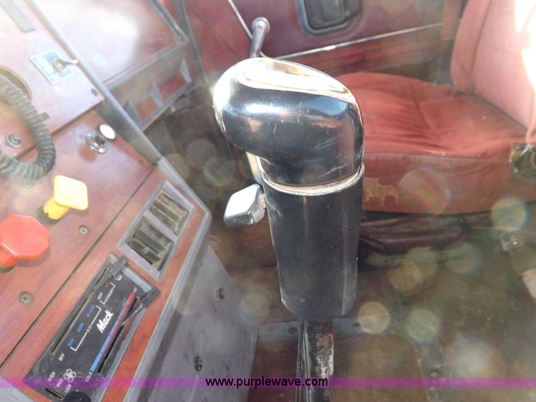 image for item F6406 1998 Mack CH613 semi truck