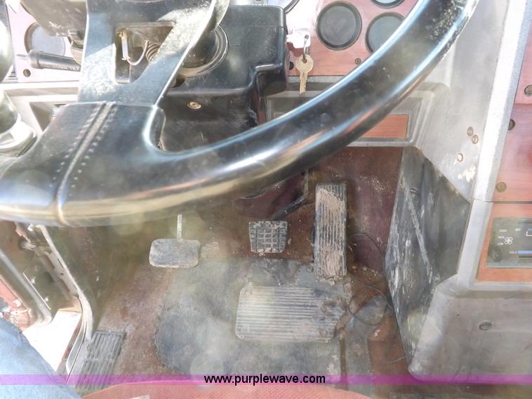 image for item F6406 1998 Mack CH613 semi truck