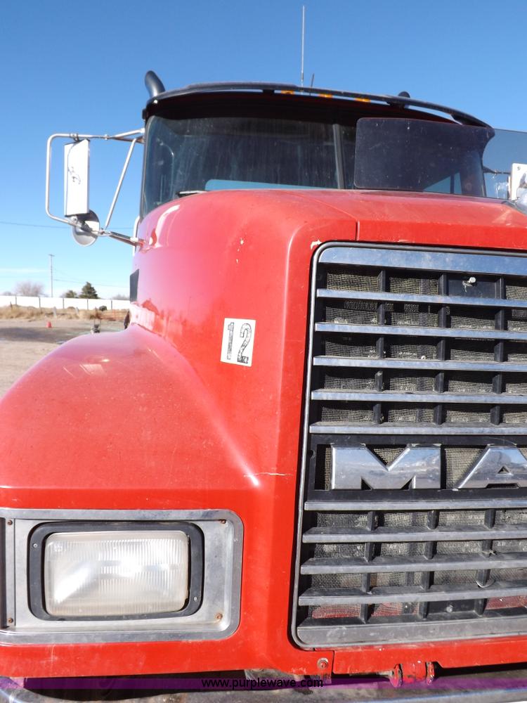 image for item F6406 1998 Mack CH613 semi truck