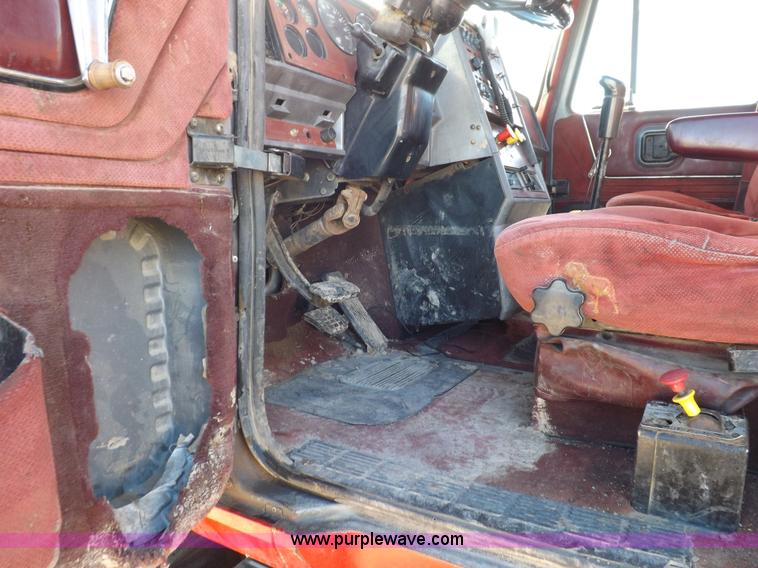 image for item F6406 1998 Mack CH613 semi truck