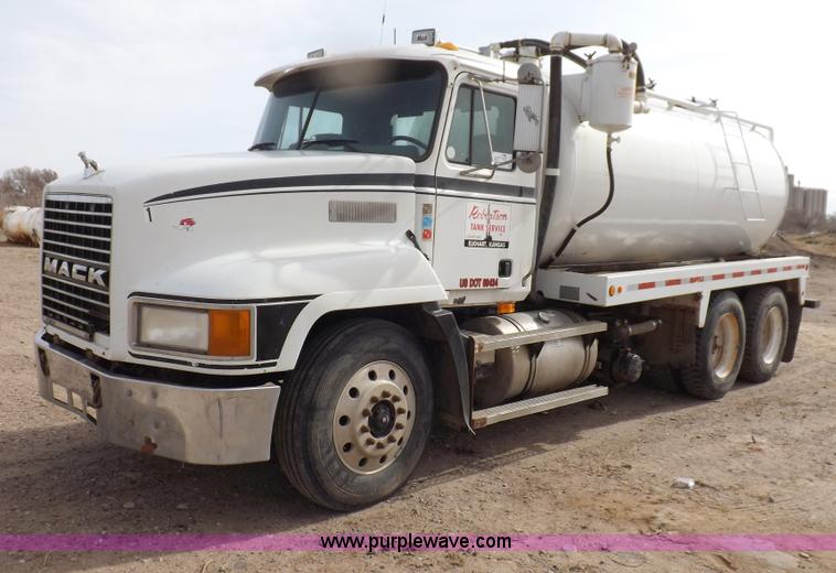 image for item F6409 1999 Mack CH613 vacuum truck