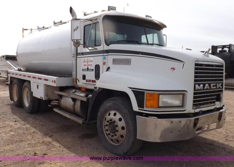image for item F6409 1999 Mack CH613 vacuum truck