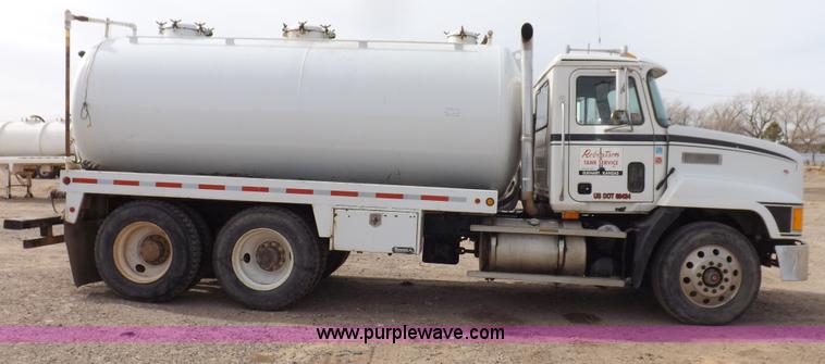 image for item F6409 1999 Mack CH613 vacuum truck