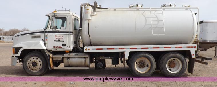 image for item F6409 1999 Mack CH613 vacuum truck
