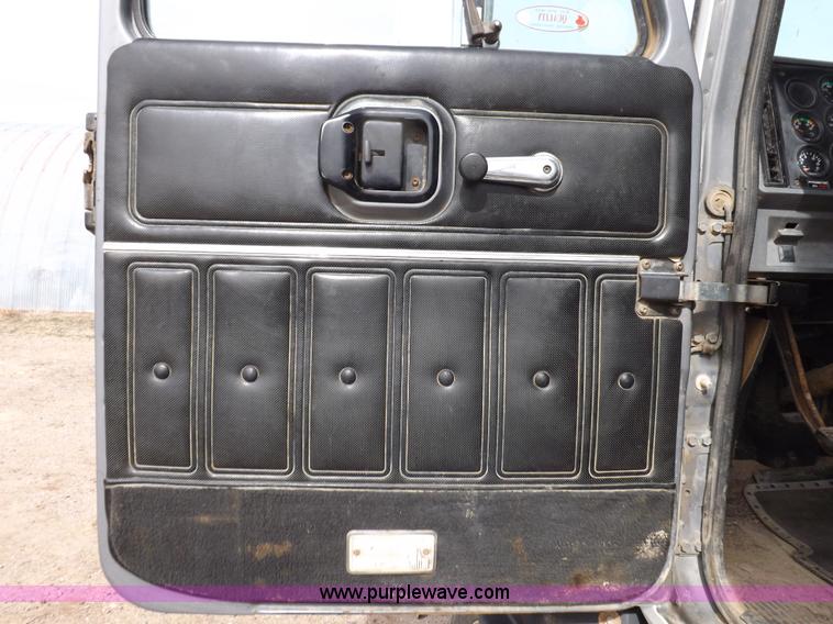 image for item F6409 1999 Mack CH613 vacuum truck