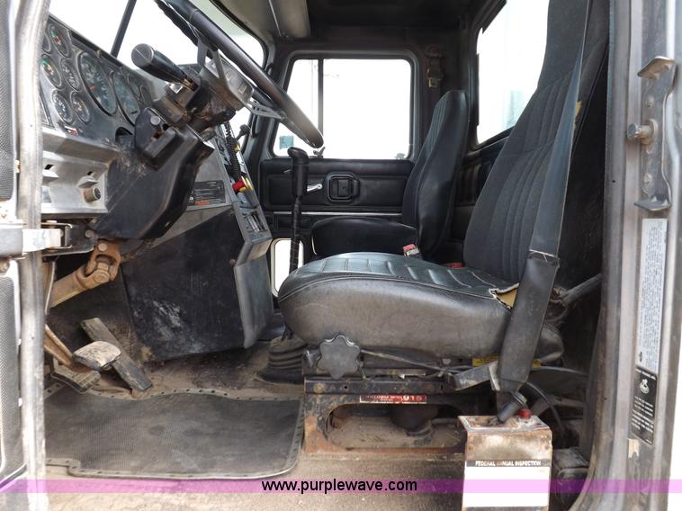 image for item F6409 1999 Mack CH613 vacuum truck