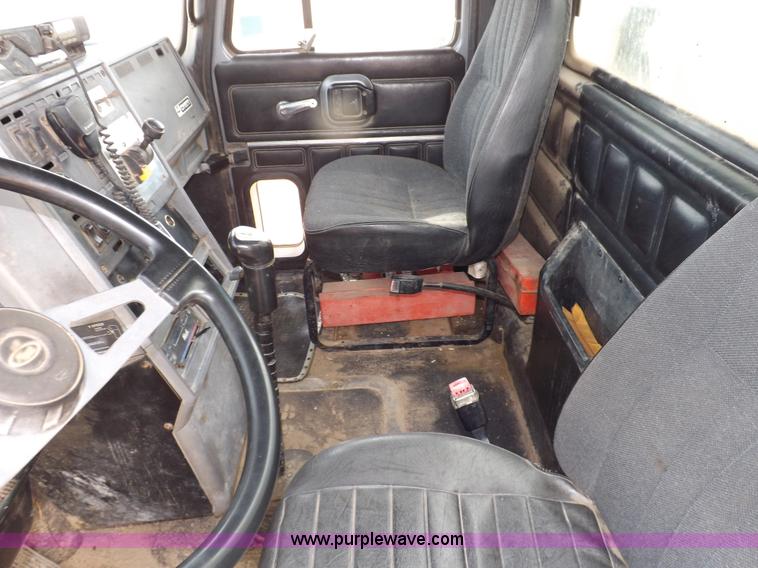 image for item F6409 1999 Mack CH613 vacuum truck