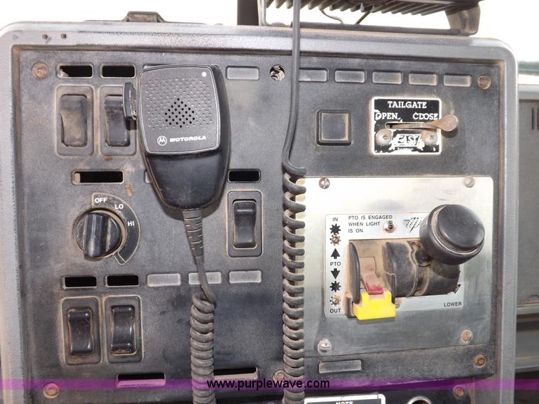 image for item F6409 1999 Mack CH613 vacuum truck