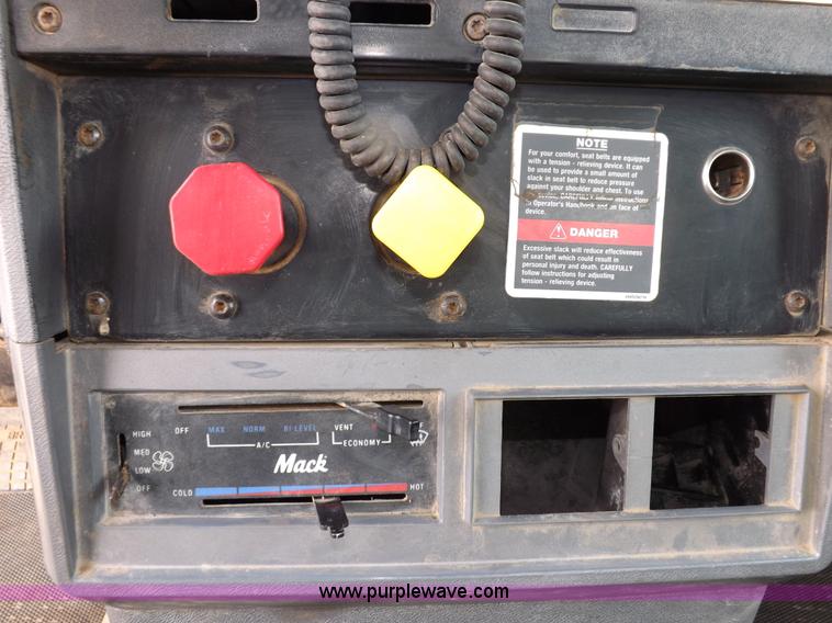 image for item F6409 1999 Mack CH613 vacuum truck